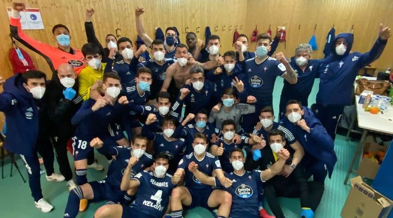 El vestuario del Celta B celebra la victoria ante el Compostela en marzo de 2021