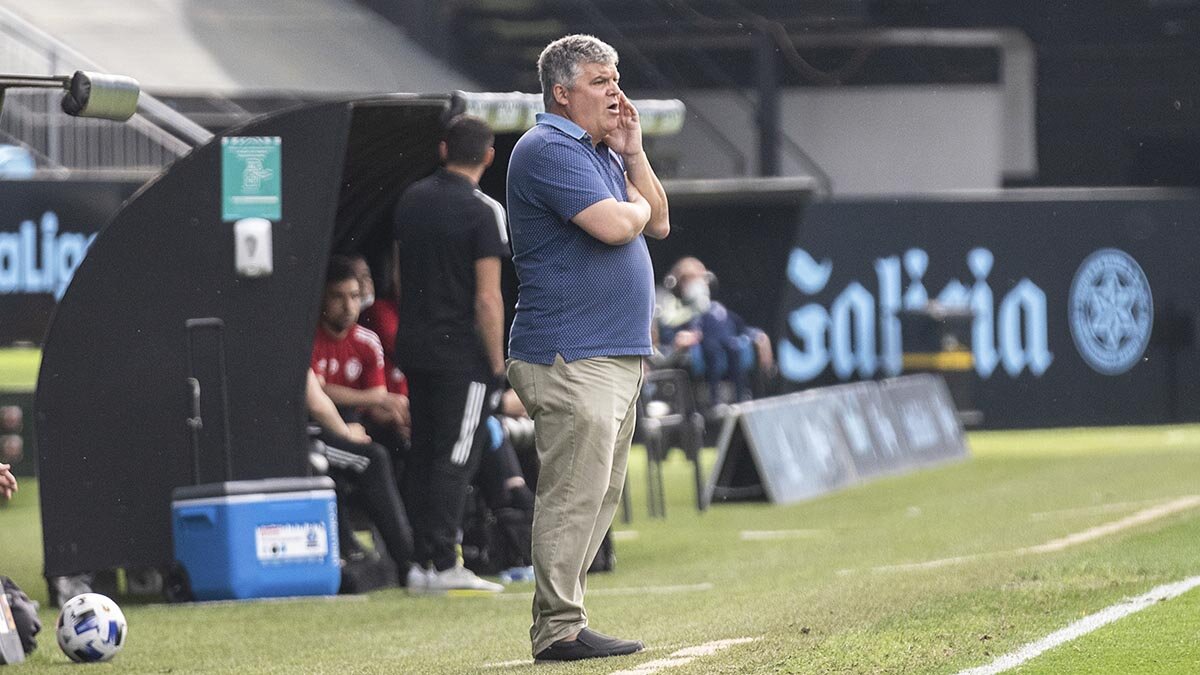 Onésimo observa el partido desde la zona técnica